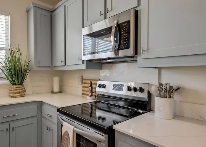 Freetown Modern 3br W/big Kitchen
