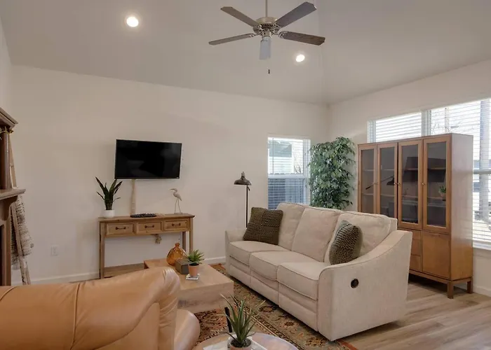 Freetown Modern 3br W/big Kitchen Holiday home *